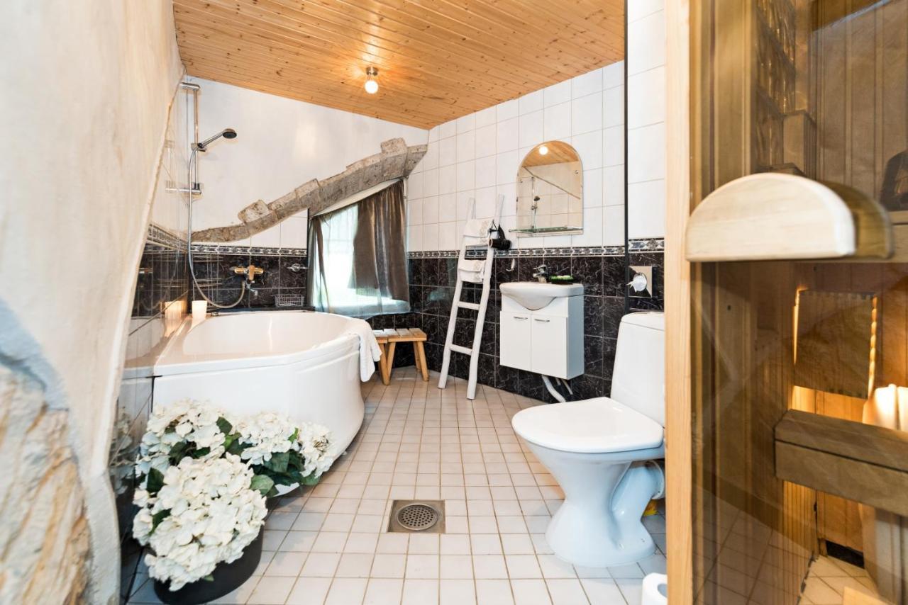 Historical Two-Bedroom Apartment With Sauna, Jacuzzi And Fireplace Tallinn Eksteriør billede